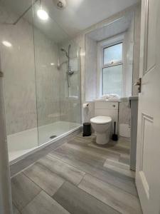 A bathroom at Strathisla Garden Apartment, Oban