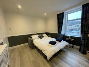 Postel nebo postele na pokoji v ubytování Strathisla Garden Apartment, Oban