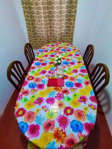 康提的住宿－Kandy River Reach -Home Stay，一张桌子上摆着华丽的桌布