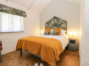 Un dormitorio con una cama grande y una ventana en Ees Wyke Studio en Near Sawrey