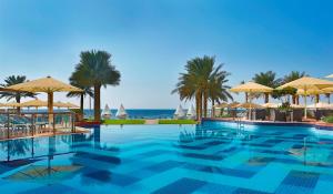 Bazén v ubytování Bahi Ajman Palace Hotel nebo v jeho okolí