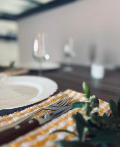 een tafel met een bord en een vork en mes bij Mermaid Holiday Apartments in Mandria