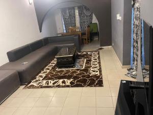 a living room with a couch and a rug at Le Tounkaranké résidence de Fasso Kanu - Villa- in Bamako