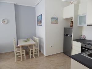 Photo de la galerie de l'établissement Modern Spacious 1 Bedroom Flat Next to the Beach, à Vlorë