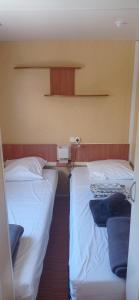 Posteľ alebo postele v izbe v ubytovaní CAMPING LE BEL AIR mobil home LE FIGUIER 6 personnes + 8 fotografií