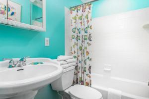a bathroom with a sink and a toilet and a shower at Mondo Kayo in Gulf Shores