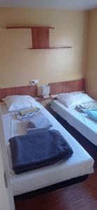 2 Betten in einem Hotelzimmer in der Unterkunft CAMPING LE BEL AIR mobil home LE FIGUIER 6 personnes in Limogne-en-Quercy