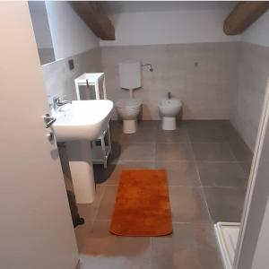 uma casa de banho com um lavatório e um WC em B&B Valle Orco em Sparone