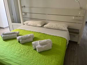 A bed or beds in a room at Ashur apartments
