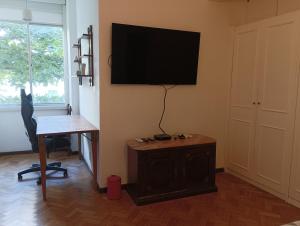 a room with a desk and a television on the wall at Apartamento Praia Leme Star in Rio de Janeiro