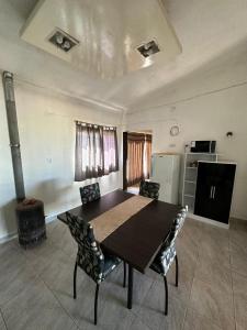 cocina con mesa y sillas en una habitación en Depto XL Villa Unión en Villa Unión