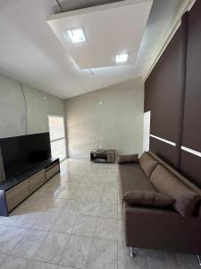 a living room with a couch and a flat screen tv at Depto XL Villa Unión in Villa Unión