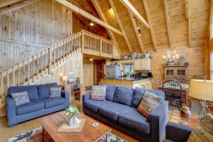 Χώρος καθιστικού στο Smoky Mountains Cabin with Hot Tub, Deck and Views!