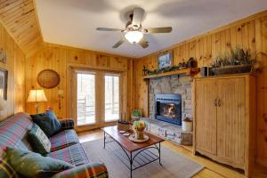 Χώρος καθιστικού στο Smoky Mountains Cabin with Hot Tub, Deck and Views!
