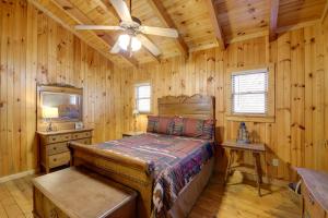 Ένα ή περισσότερα κρεβάτια σε δωμάτιο στο Smoky Mountains Cabin with Hot Tub, Deck and Views!