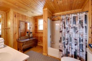 Ένα μπάνιο στο Smoky Mountains Cabin with Hot Tub, Deck and Views! +22 φωτογραφίες