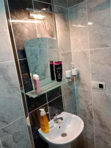 ein Bad mit einem Waschbecken und einem Spiegel in der Unterkunft Boztepe residence in Trabzon