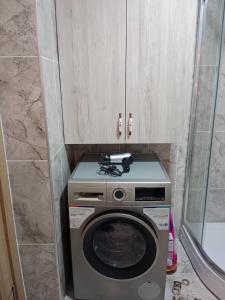 eine Waschmaschine im Bad mit einem Schrank in der Unterkunft Boztepe residence in Trabzon