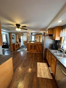 uma cozinha com pisos em madeira e uma ventoinha de tecto em Osceola #13 Mine House 
