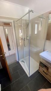 een badkamer met een douche en een wastafel bij Appartement Schareckblick in Bad Gastein