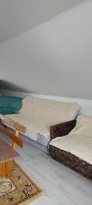 2 camas sentadas en el suelo en una habitación en Guesthouse Sjenicic, en Guča