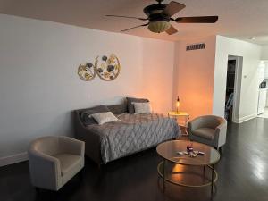 a living room with a bed and two chairs and a table at Ft Lauderdale Jewel in Fort Lauderdale