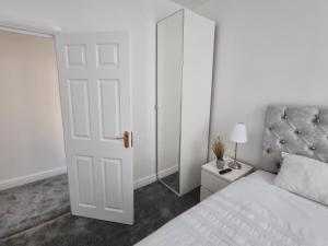 Granada Apartments Queen's Promenade客房内的一张或多张床位