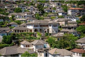Nespecifikovaný výhled na destinaci Gjirokastër nebo výhled na město při pohledu z penzionu + 14 fotografií