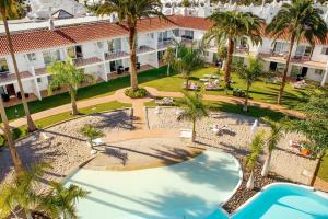 een luchtzicht op het resort met een zwembad en palmbomen bij Sunprime Atlantic View Suite & Spa in Playa del Inglés