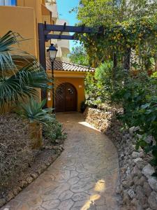 Ogród w obiekcie Apartamento Boho, Punta Prima, Panorama Park,close to the beach plus 2 beautiful swimming pools