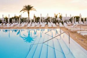 Der Swimmingpool an oder in der Nähe von Sunprime Atlantic View Suite & Spa