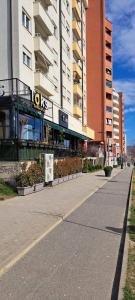 una calle vacía delante de un edificio alto en Street C apartment nr 1 en Pristina