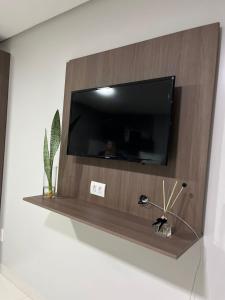 TV de pantalla plana en la pared en Excelente Apartamento mobiliado em Campina Grande, en Campina Grande