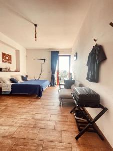 sypialnia z łóżkiem i krzesłem w pokoju w obiekcie Residenza Cunto w mieście Castellabate
