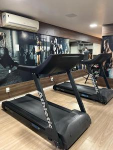 un gimnasio con tres cintas de correr y una cinta de correr en Excelente Apartamento mobiliado em Campina Grande, en Campina Grande