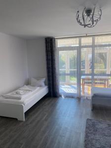 een slaapkamer met een bed en een groot raam bij Ferienwohnung Nähe Hannover Messe in Hannover