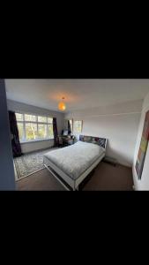 um quarto com uma cama grande num quarto em Birchfields Party House em Manchester