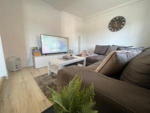 a living room with a couch and a tv at Ferienwohnung Am Bündheimer Schloss in Bad Harzburg