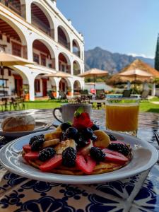 Palacio Del Cobre في تيبوزتلان: طبق فاكهة على طاولة مع مشروب