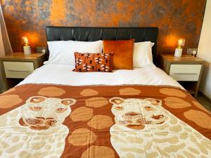 Un dormitorio con una cama con dos osos. en Bright, Airy & Beautifully Decorated 3 Bedroom Home en Kettering
