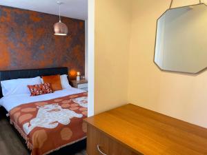um quarto com uma cama com um quadro na parede em Bright, Airy & Beautifully Decorated 3 Bedroom Home em Kettering
