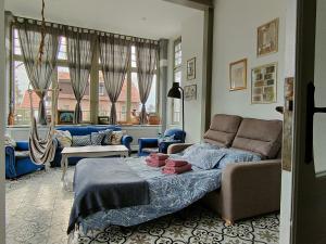 - un salon avec un canapé dans l'établissement Villa Ley, à Jelenia Góra