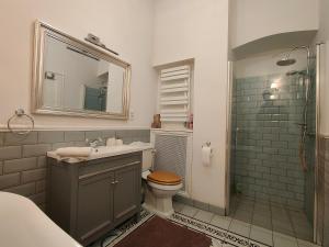 La salle de bains est pourvue de toilettes, d'un lavabo et d'un miroir. dans l'établissement Villa Ley, à Jelenia Góra