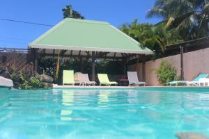 The swimming pool at or close to Gite bagatelle classé 2 étoiles