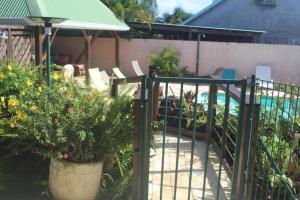 A garden outside Gite bagatelle classé 2 étoiles