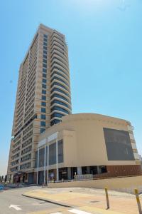 um edifício alto em frente a um parque de estacionamento em 2 Bedrooms in Al Reem Island Near Cleveland Clinic em Abu Dhabi