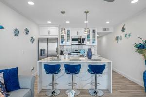 una cocina con una isla con taburetes de barra azul en Sunset Paradise - Find yourself in Tampa en Tampa