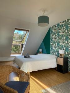 - une chambre avec un grand lit et une fenêtre dans l'établissement Maison familiale 11 couchages, proche de La Palue, à Crozon
