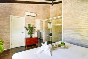 Postel nebo postele na pokoji v ubytování Shaka Caye All inclusive Resort