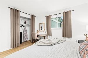 - une chambre avec un lit, un bureau et une fenêtre dans l'établissement Cozy Modern 1BR Close to Downtown, à Mount Clemens